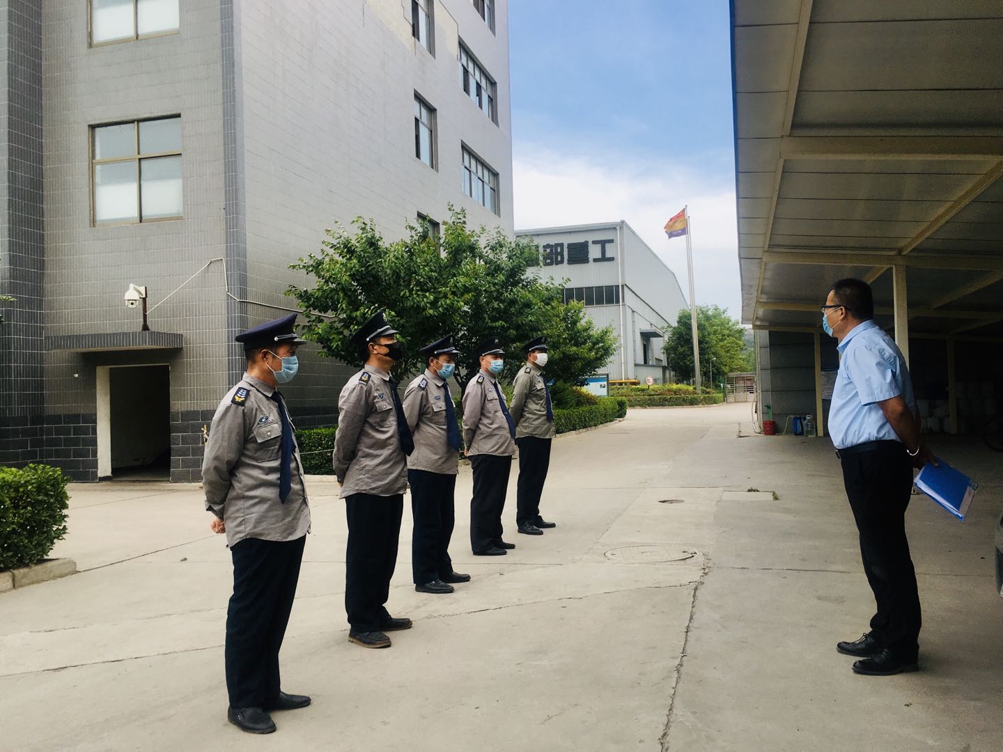 亚丰保安：提高素质，做好服务